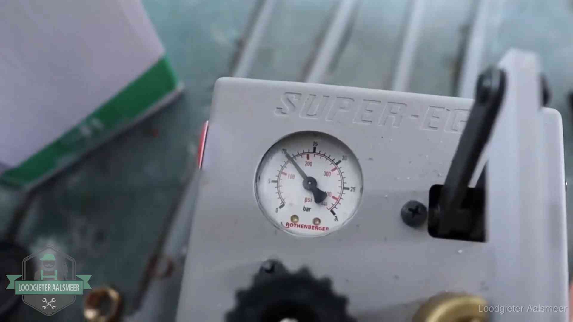 Manometer van een afperspomp bij controle van nieuw leidingwerk in Aalsmeer