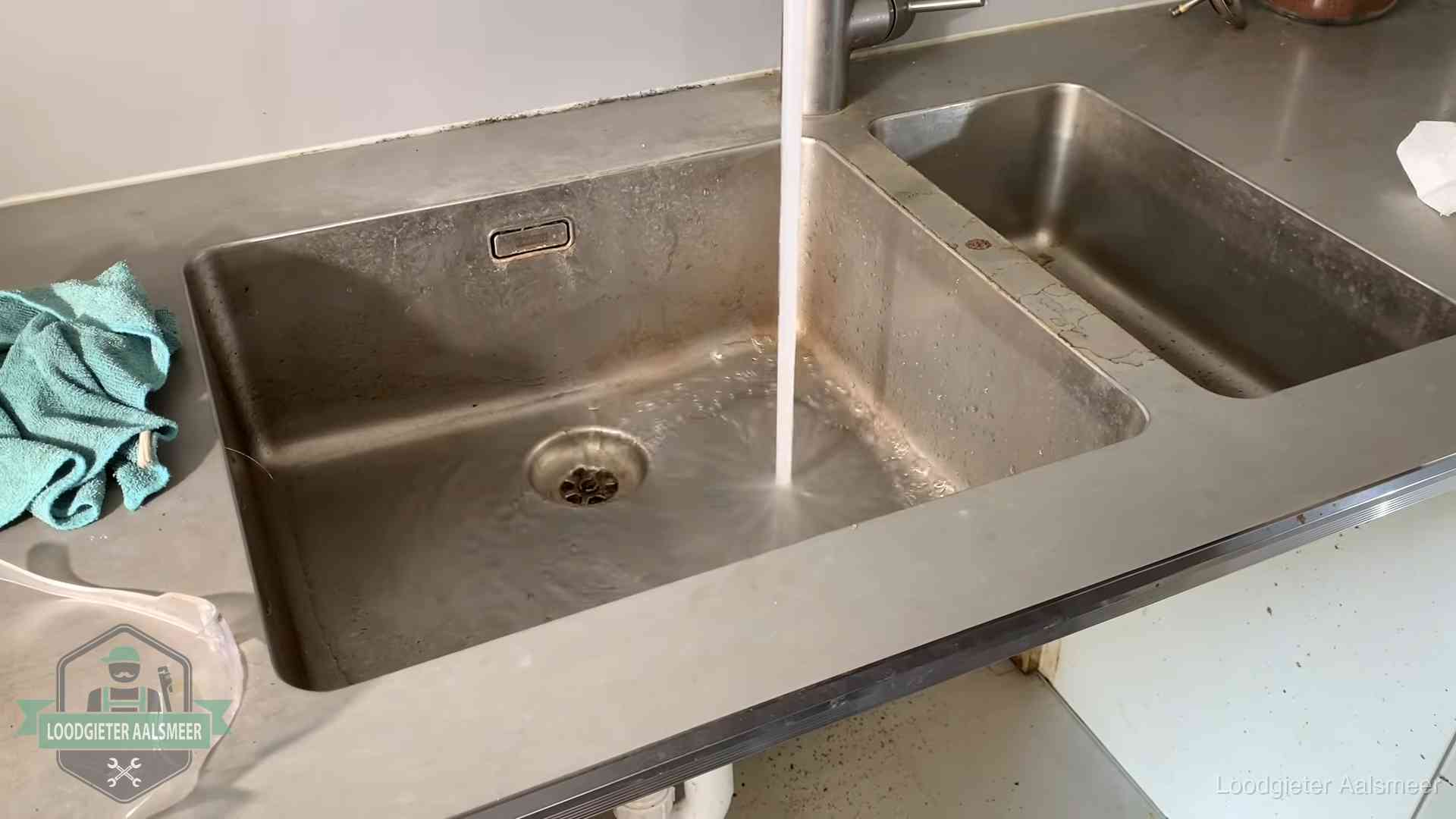 Doorstroomtest van de afvoer bij een gootsteen in Aalsmeer