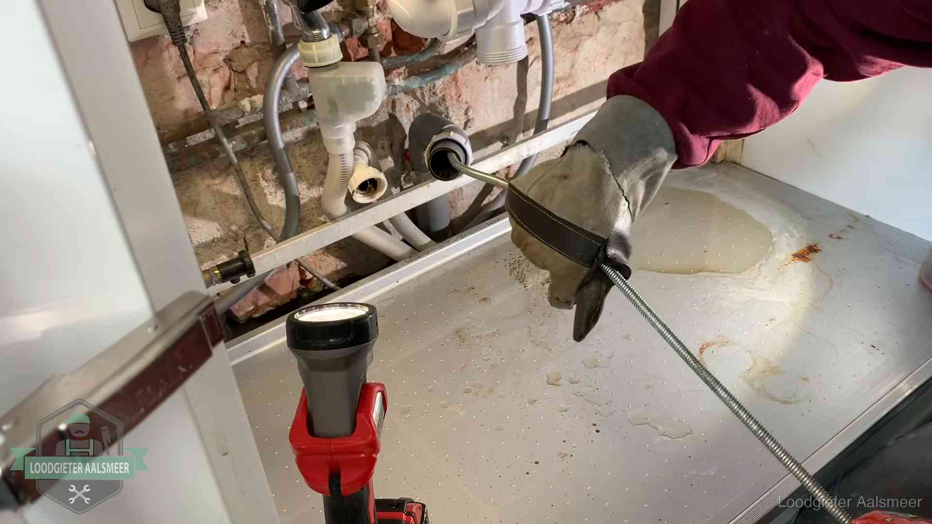 Ontstoppingsveer wordt preventief door een afvoeraansluiting gehaald in Aalsmeer