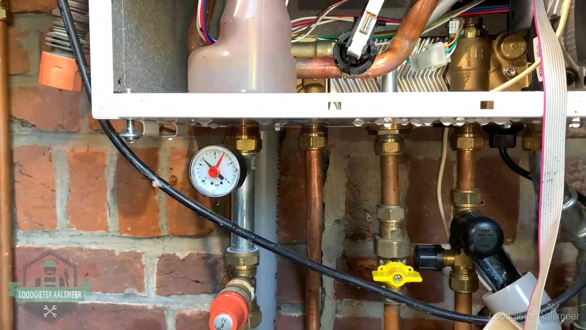 Cv-ketel verliest druk in Aalsmeer Manometer en aansluitleidingen onder een cv-ketel in Aalsmeer bij controle op drukverlies