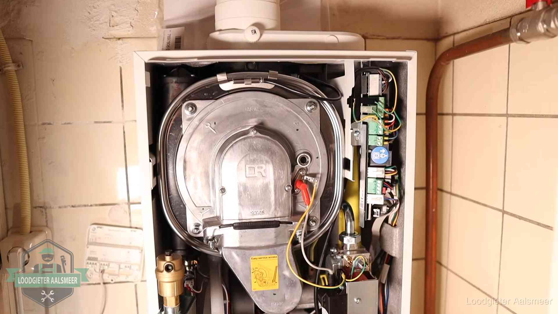 Geopende cv-ketel met warmtewisselaar tijdens periodiek onderhoud in Aalsmeer