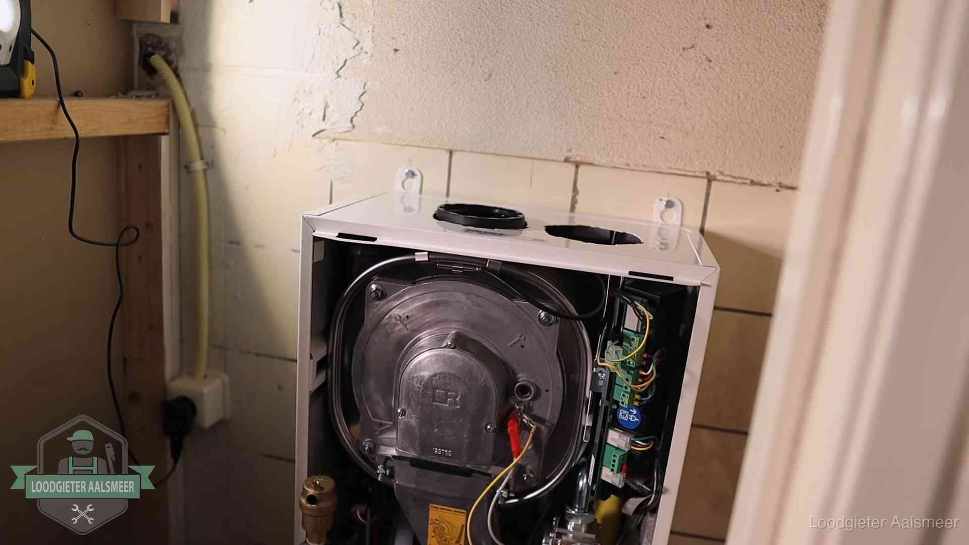 Geopende cv-ketel tijdens een onderhoudsbeurt in Aalsmeer, met brander en warmtewisselaar zichtbaar