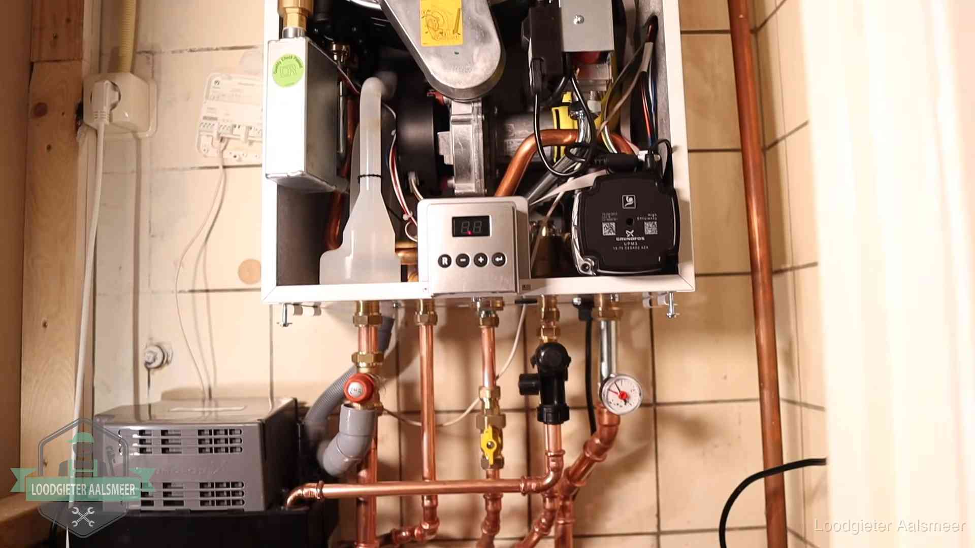 Geopende cv-ketel met brander en cv-pomp tijdens een onderhoudsbeurt in Aalsmeer