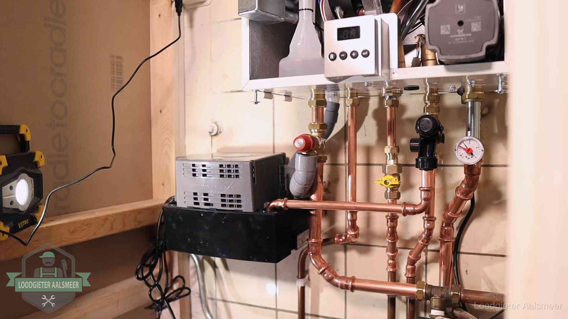 Nieuw koperen leidingwerk met pomp en manometer onder een vervangen cv-opstelling in Aalsmeer