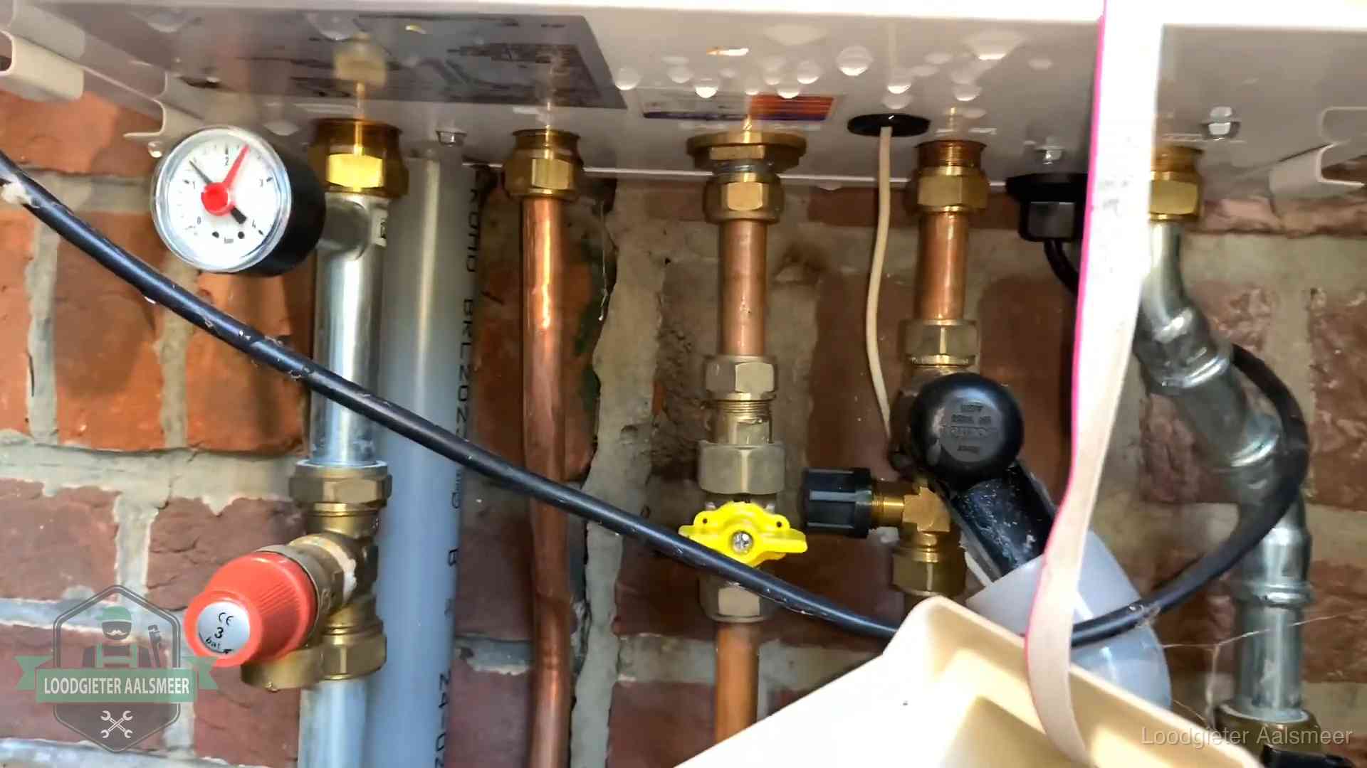 Onderaansluitingen van een cv-ketel met manometer en gaskraan in Aalsmeer