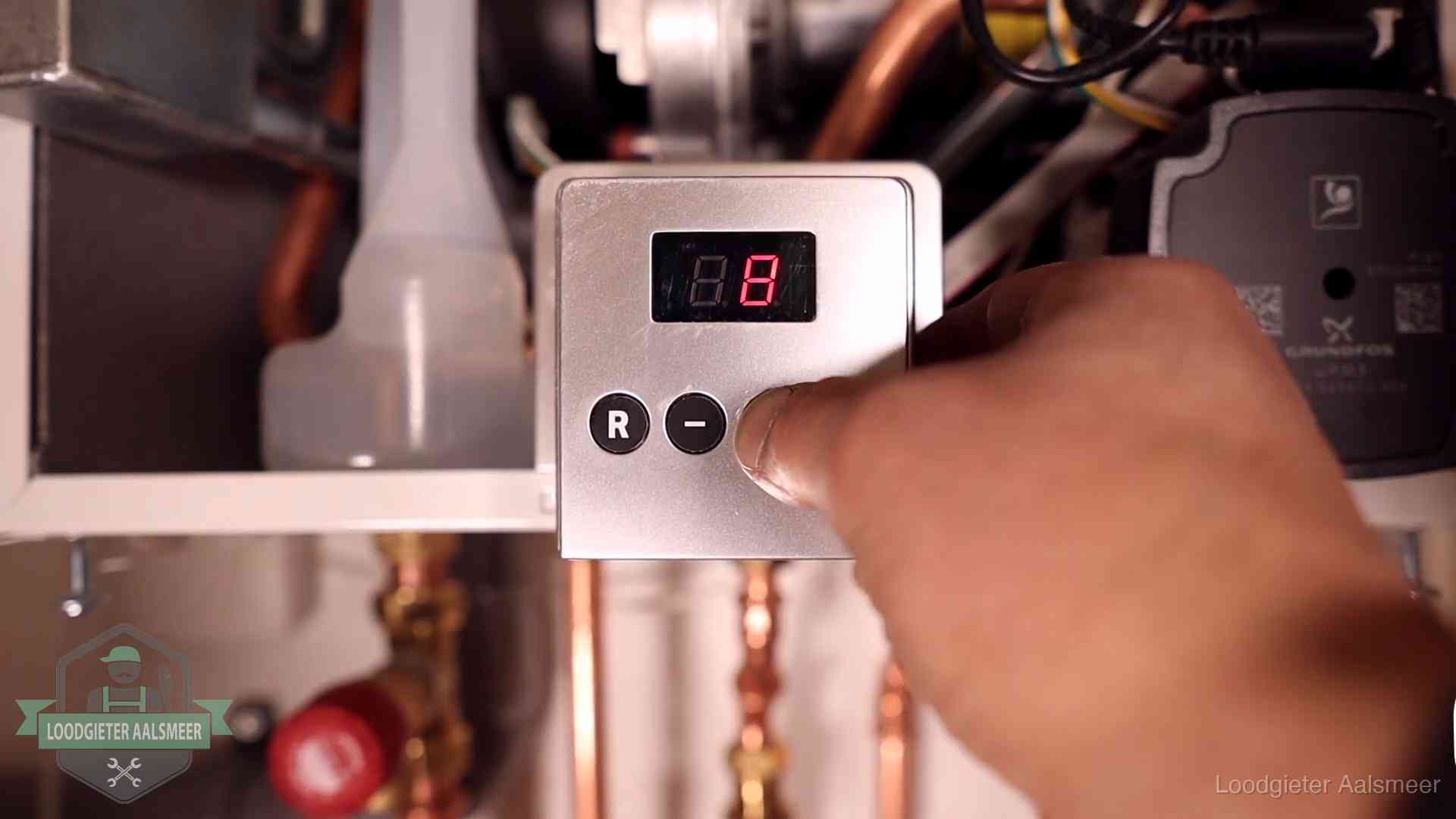 Monteur bedient het display van een cv-ketel bij een storing in Aalsmeer