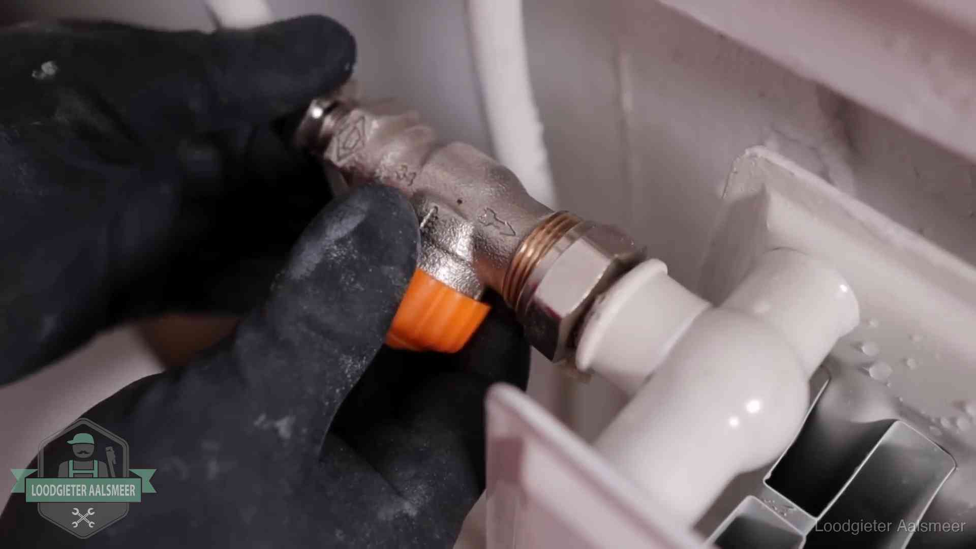 Thermostaatkraan wordt gemonteerd op een radiator in Aalsmeer voor het stookseizoen