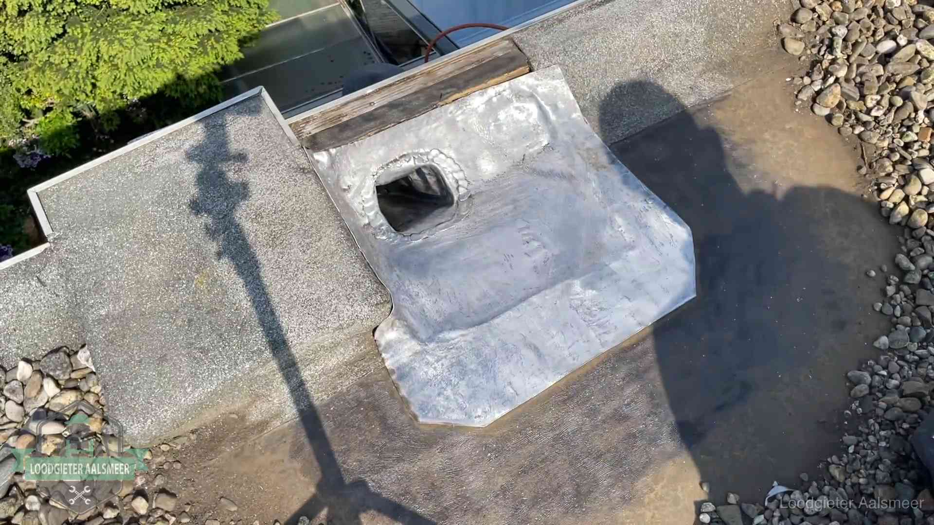 Vers afgedichte dakdoorvoer met lood en zink op een plat dak in Aalsmeer