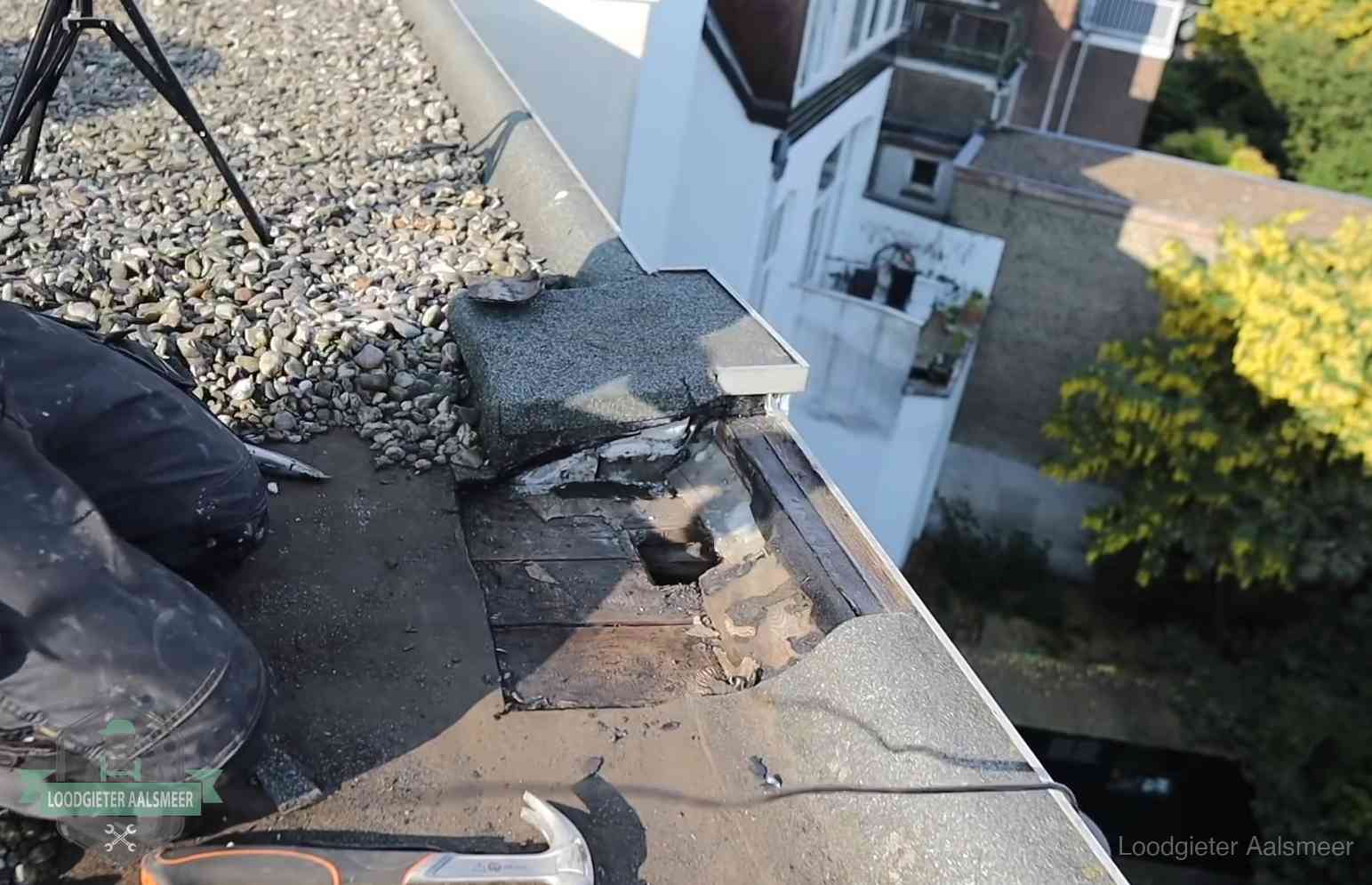 Opengelegde dakrand met verrot dakbeschot door een langdurige daklekkage in Aalsmeer