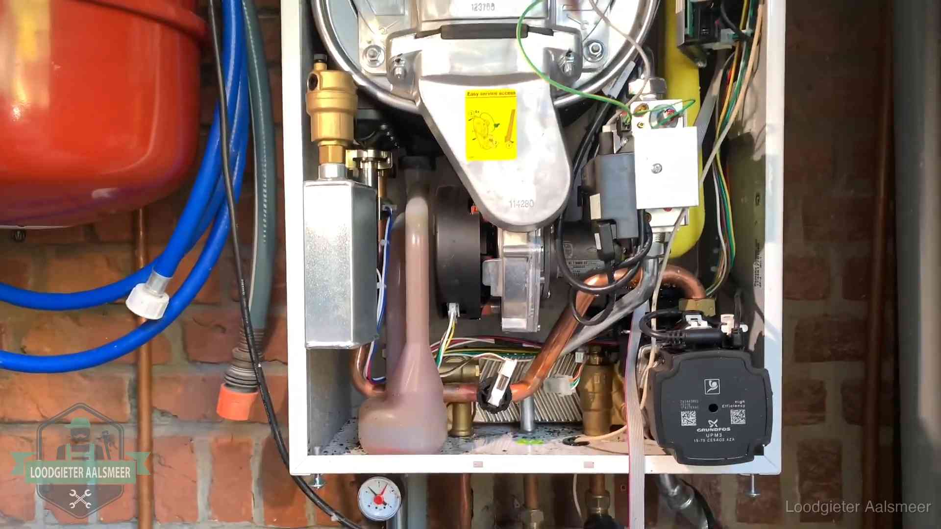 Geopende cv-ketel met rood expansievat in een woning in Aalsmeer