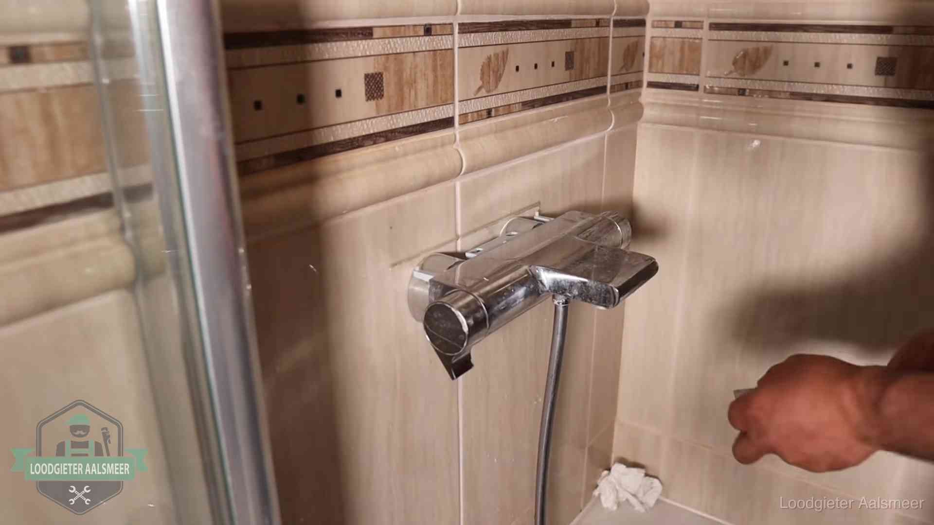 Verkalkte douche-mengkraan in Aalsmeer, hetzelfde kalk dat zich in de warmtewisselaar afzet