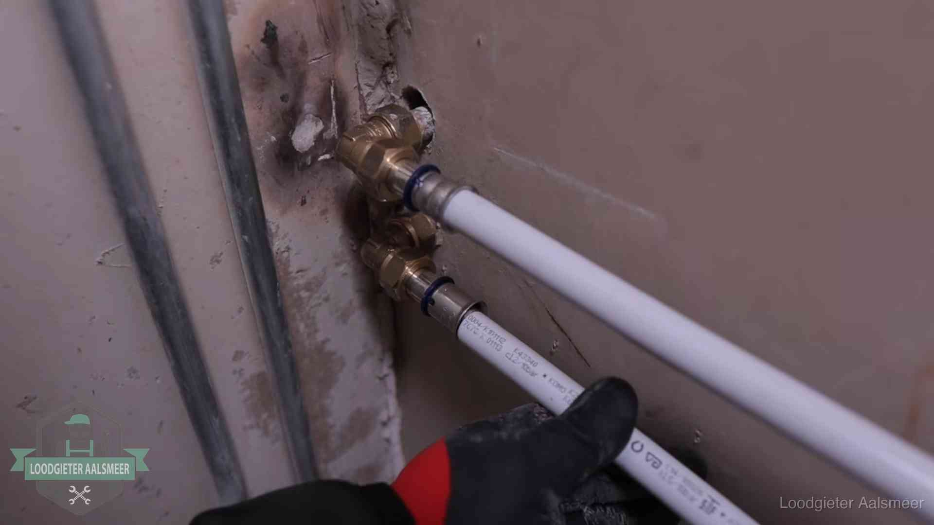 Meerlagenbuizen met keurmerk en rvs persfittingen op muuraansluitingen in Aalsmeer
