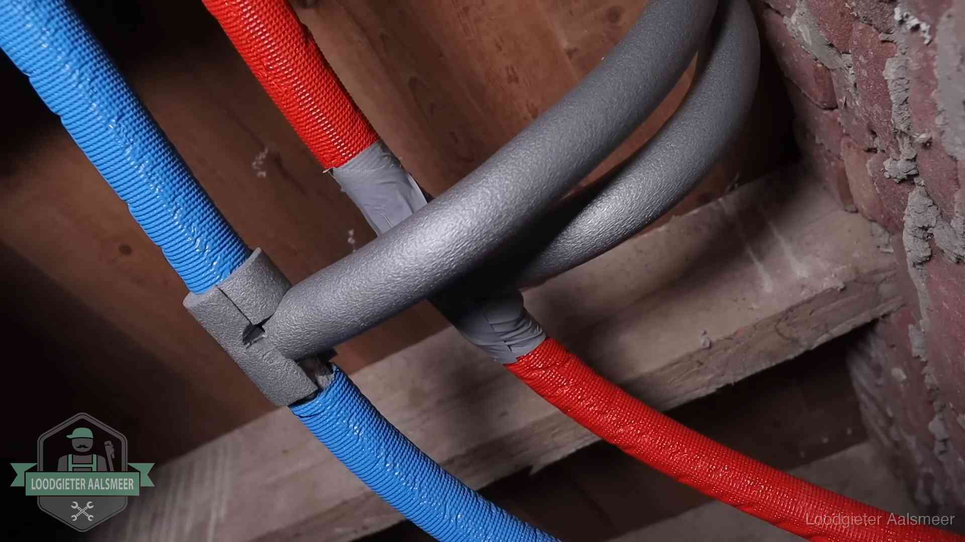 Bevroren leidingen voorkomen in Aalsmeer Geïsoleerde waterleidingen langs houten balken tegen bevriezing in Aalsmeer