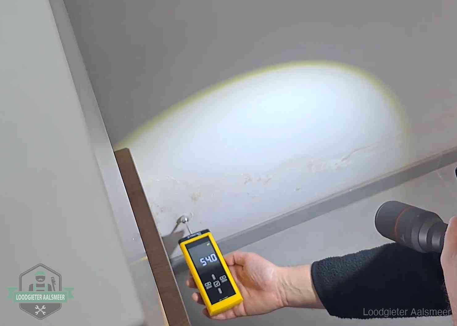 Lekdetectie-technieken in Aalsmeer Vochtmeter tegen een natte wand met lekkagesporen in Aalsmeer