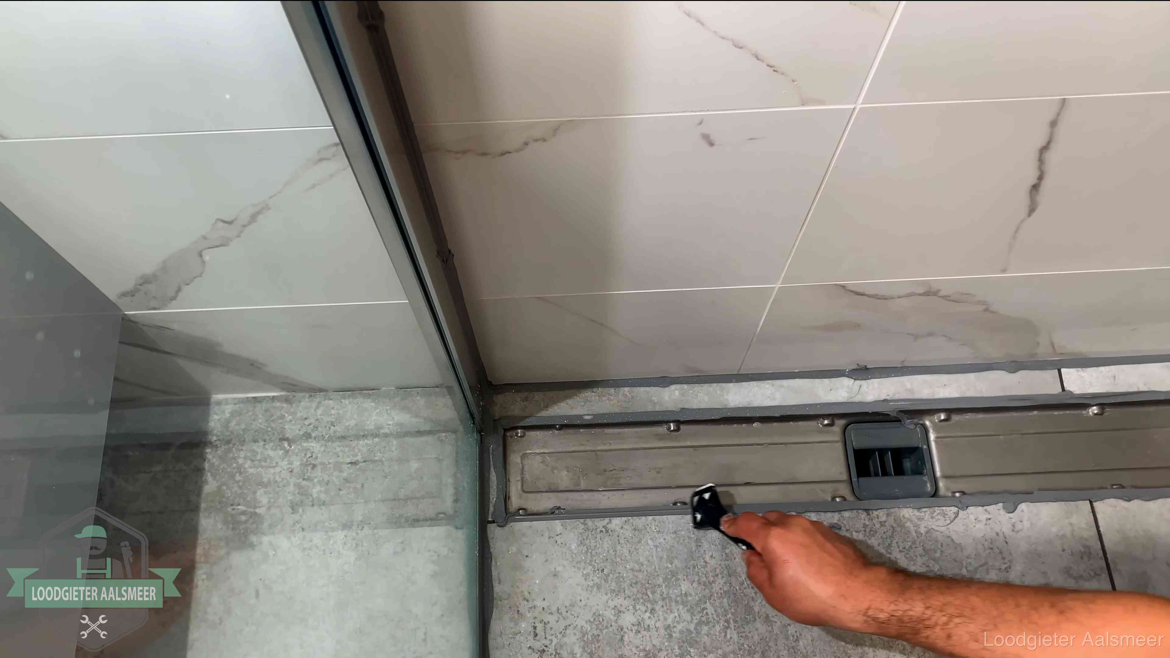 Lekkage in de badkamer verhelpen in Aalsmeer Verse kitrand langs de douchegoot in een betegelde badkamer in Aalsmeer