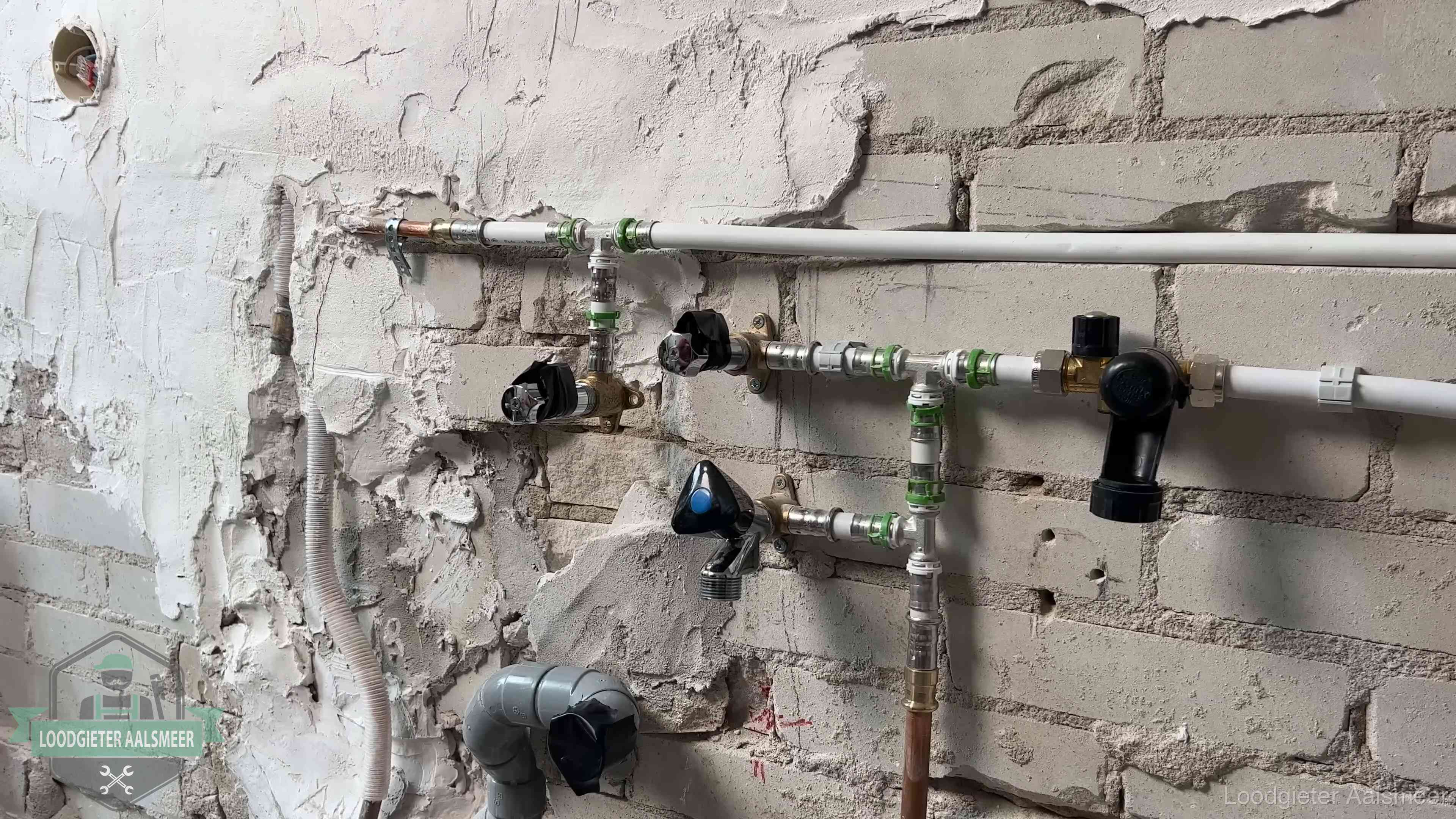 Nieuw aangelegd leidingwerk met persfittingen tijdens een verbouwing in Aalsmeer