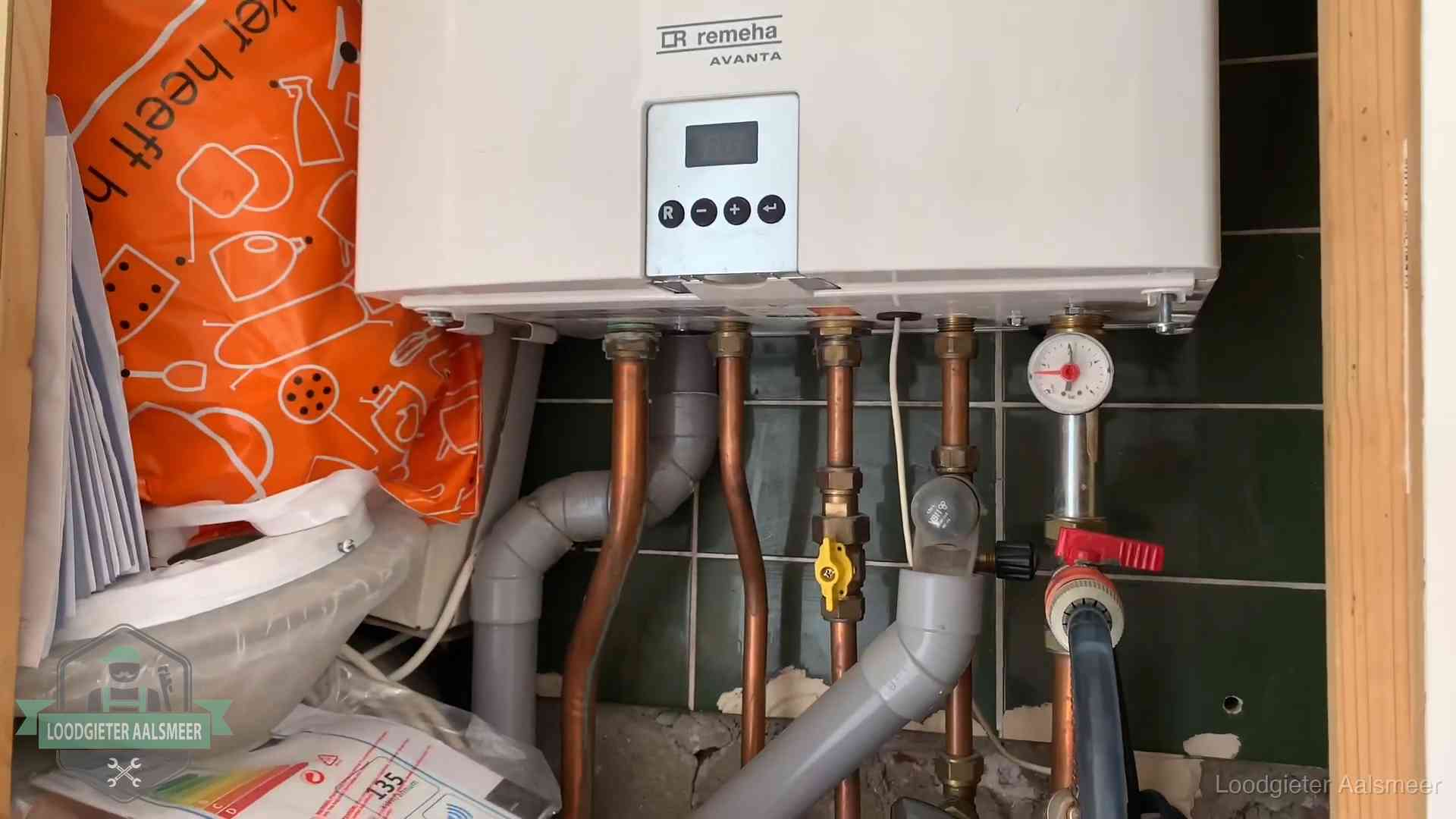 Oudere Remeha cv-ketel in een ketelkast in een woning in Aalsmeer