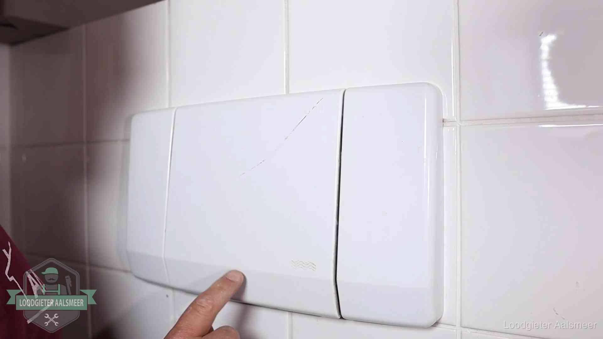 Bedieningspaneel van een inbouwreservoir van een hangend toilet in Aalsmeer