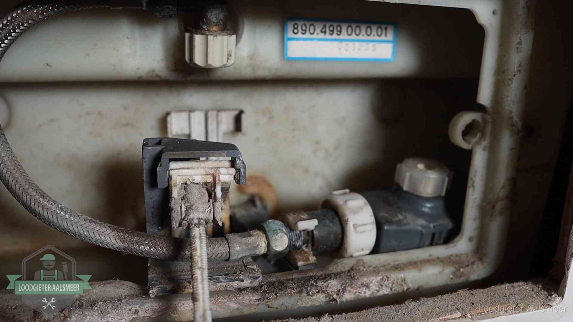 Verkalkt binnenwerk van een stortbak met vlotterkraan in Aalsmeer