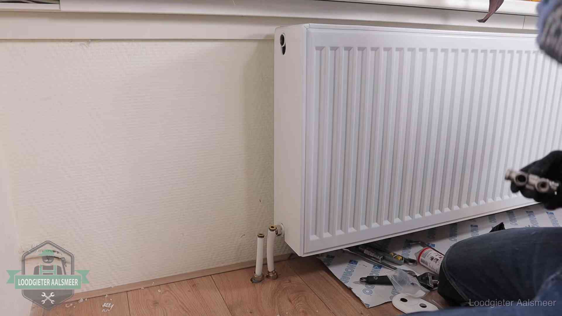 Nieuw gemonteerde radiator in een woonkamer in Aalsmeer