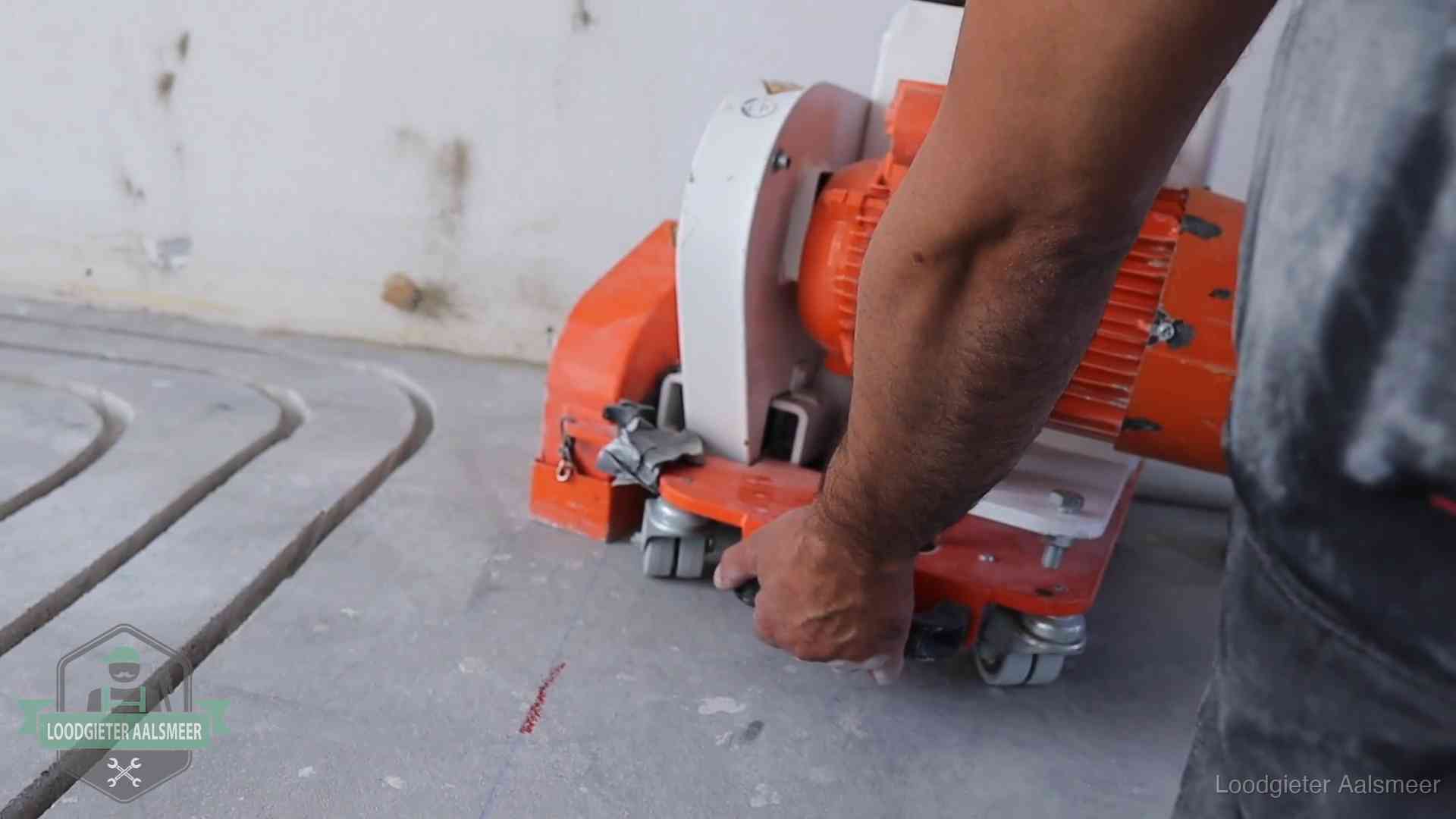 Lekkage in de vloerverwarming opsporen in Aalsmeer Sleuvenpatroon voor vloerverwarming in de dekvloer van een woning in Aalsmeer