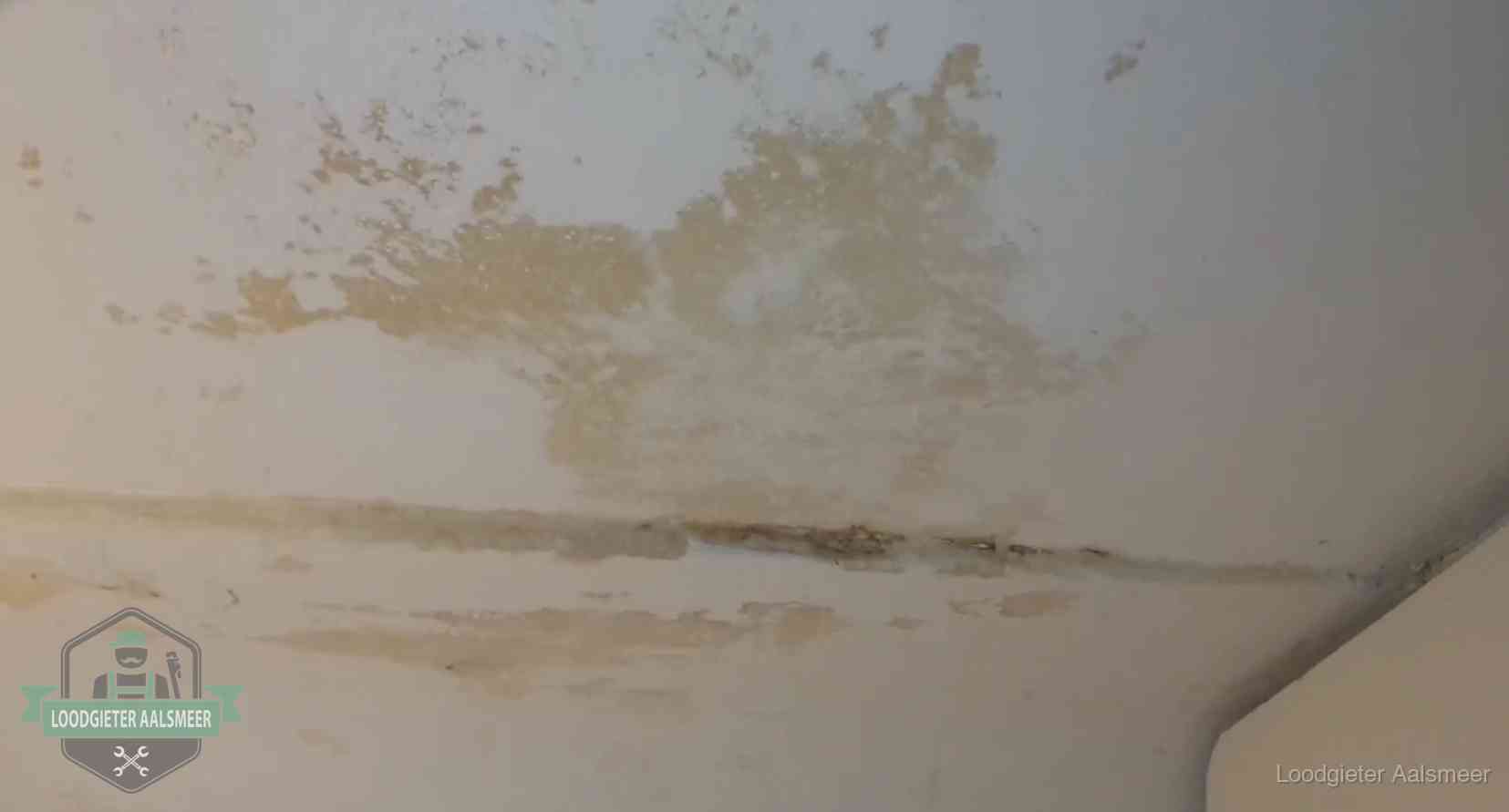 Watervlekken op een plafond in Aalsmeer, schade die je bij de verzekering meldt