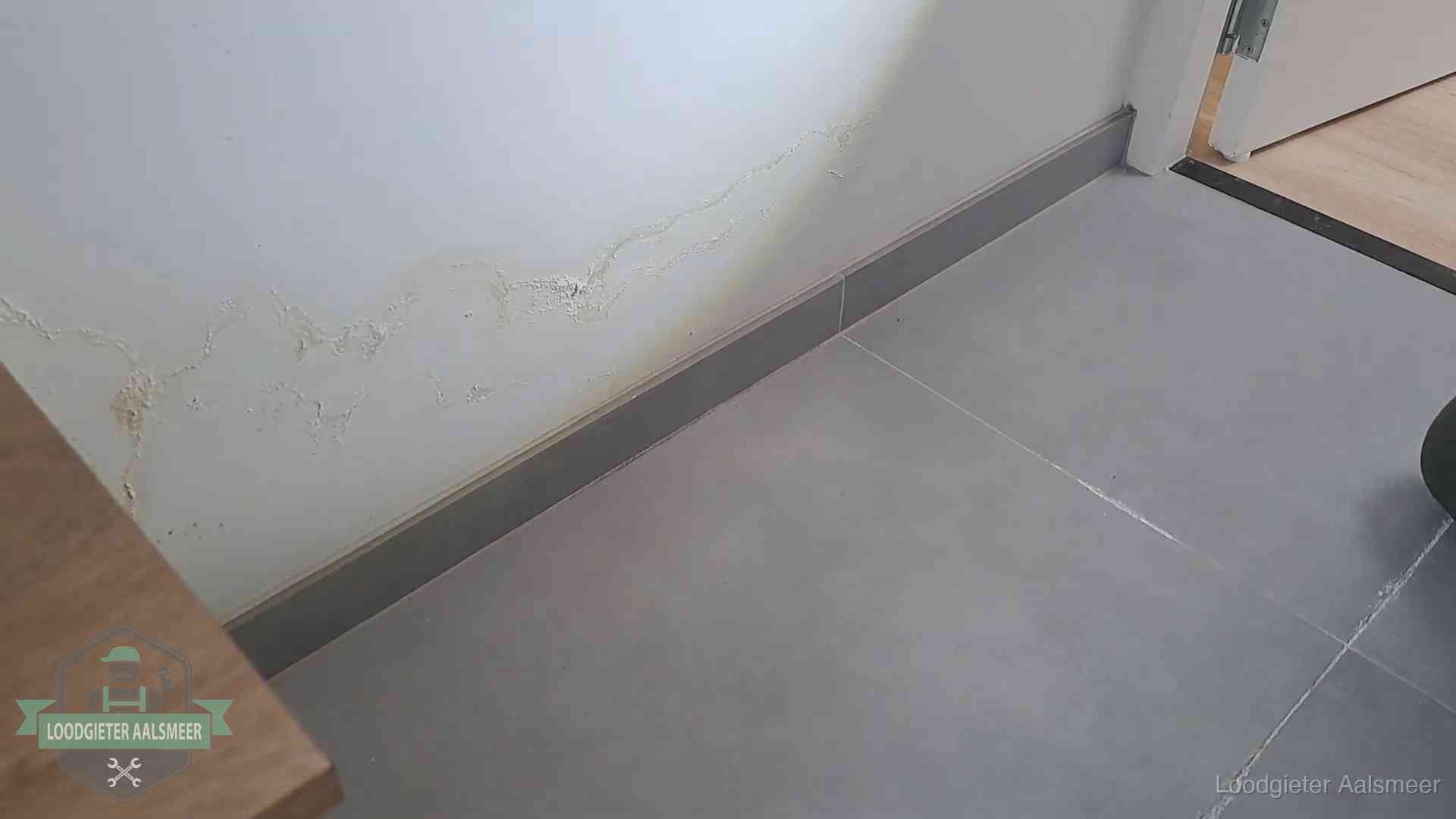 Waterschade met kalkuitbloeiing op een binnenwand in Aalsmeer, vastgelegd voor de verzekering