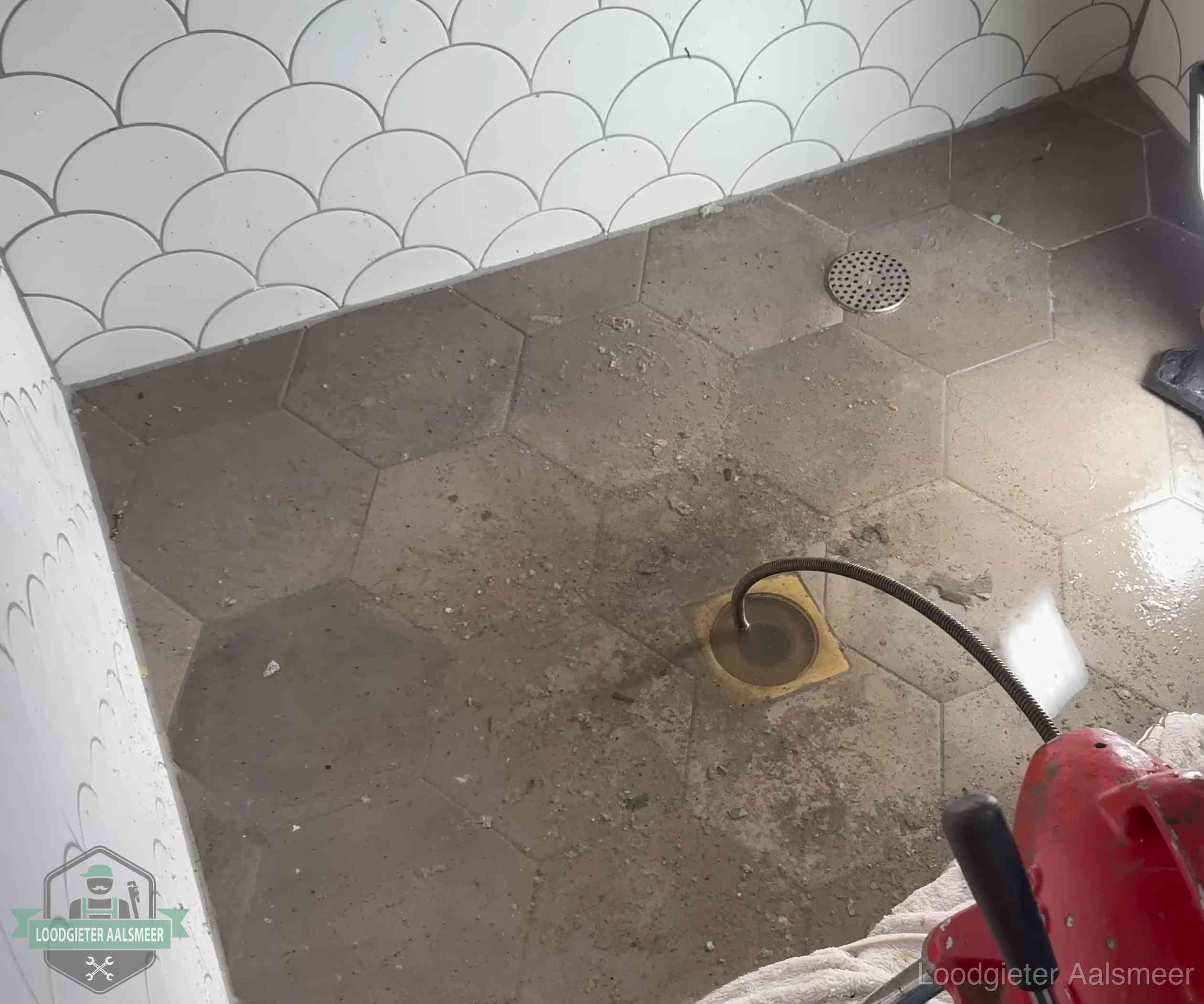 Vloerput met waterslot in een badkamer in Aalsmeer, een bron van stank als het waterslot droogstaat
