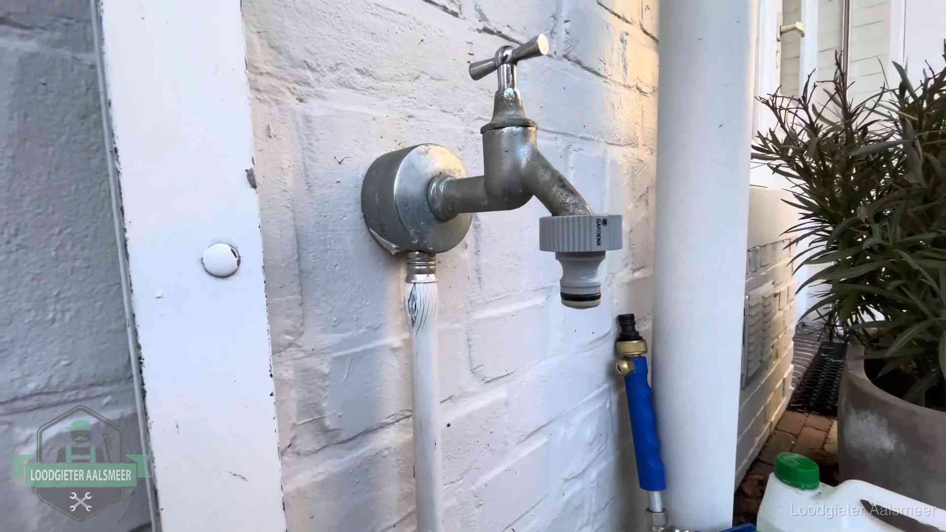 Hoge waterrekening in Aalsmeer Buitenkraan met slangaansluiting bij een woning in Aalsmeer, sluipverbruik zie je terug op de waterrekening
