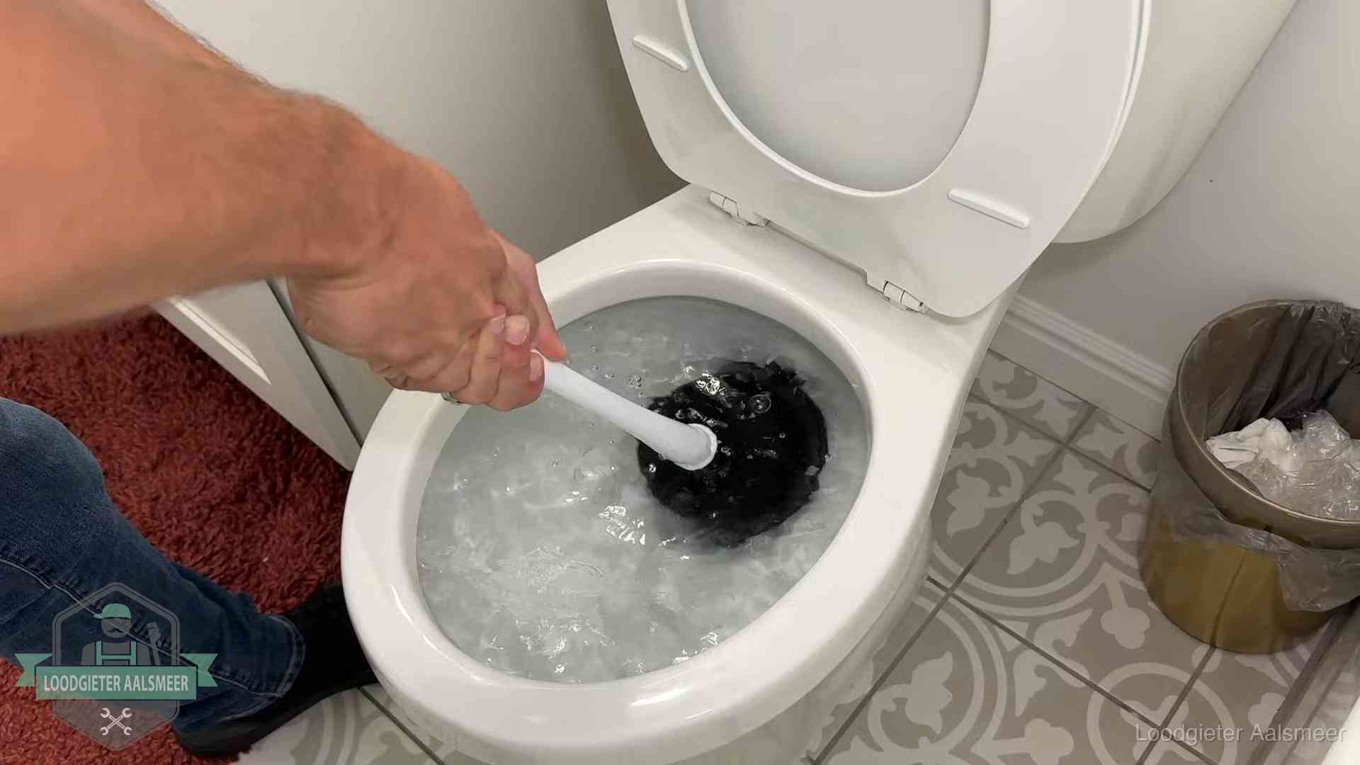 Zelf de wc ontstoppen met een plopper in Aalsmeer, het water kolkt in de pot