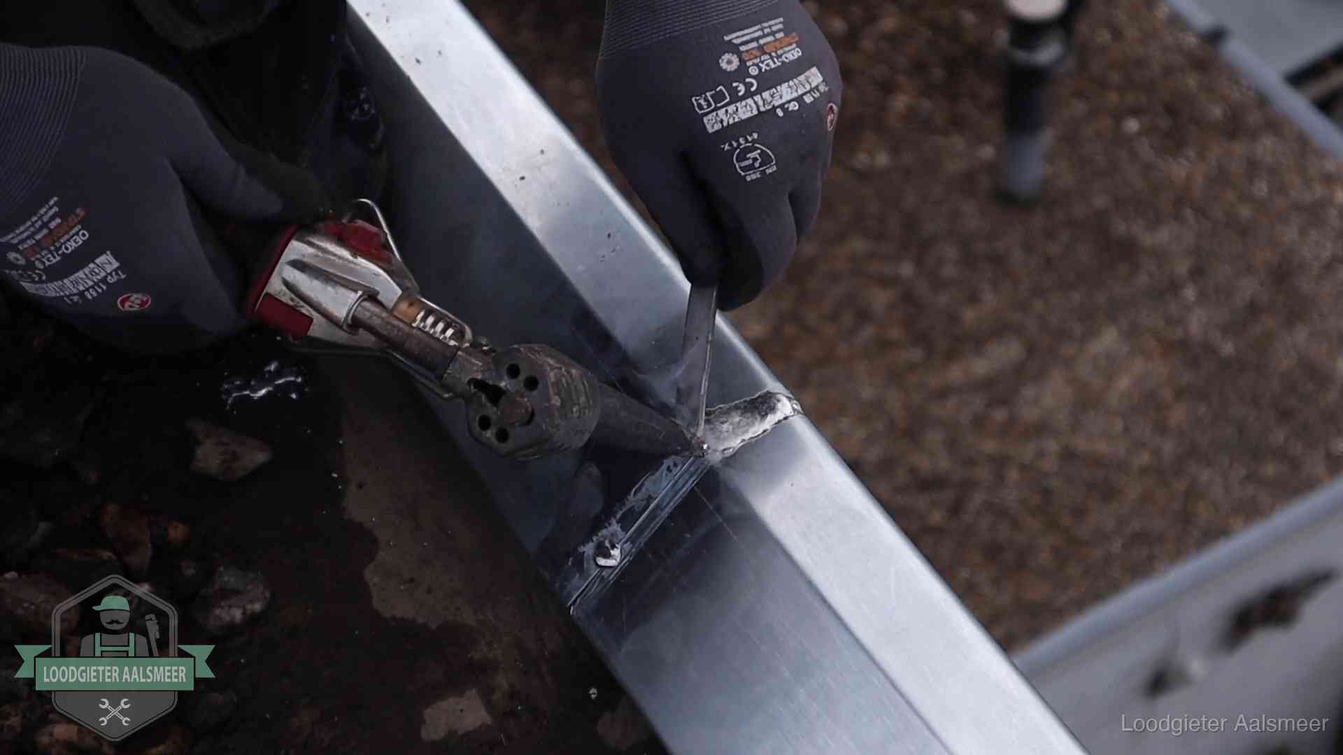 Zinken naad solderen op een dak in Aalsmeer, vakwerk waar het bij zelf repareren vaak misgaat