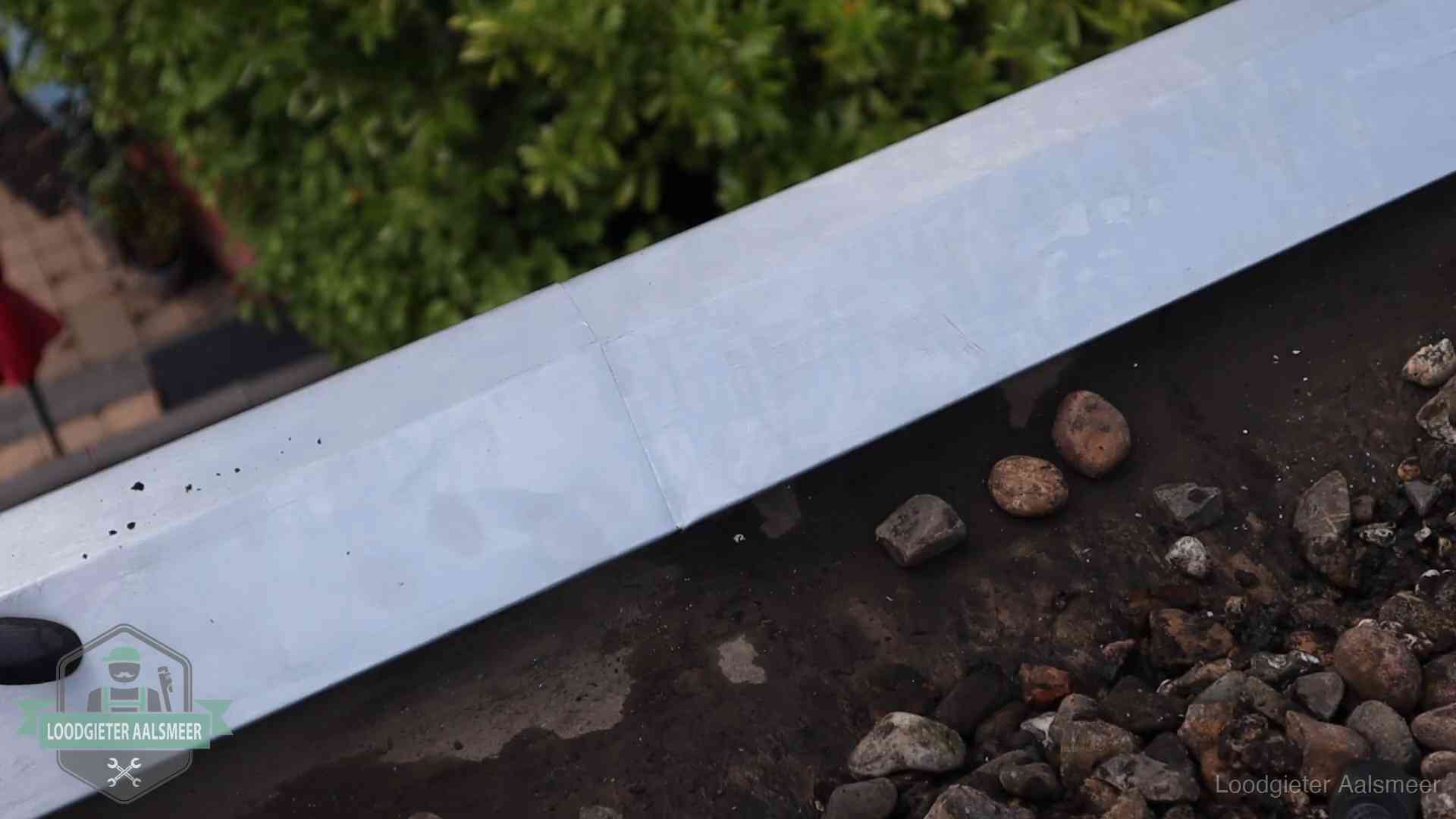 Strak gesoldeerd naaddetail in een zinken daktrim op een dak in Aalsmeer